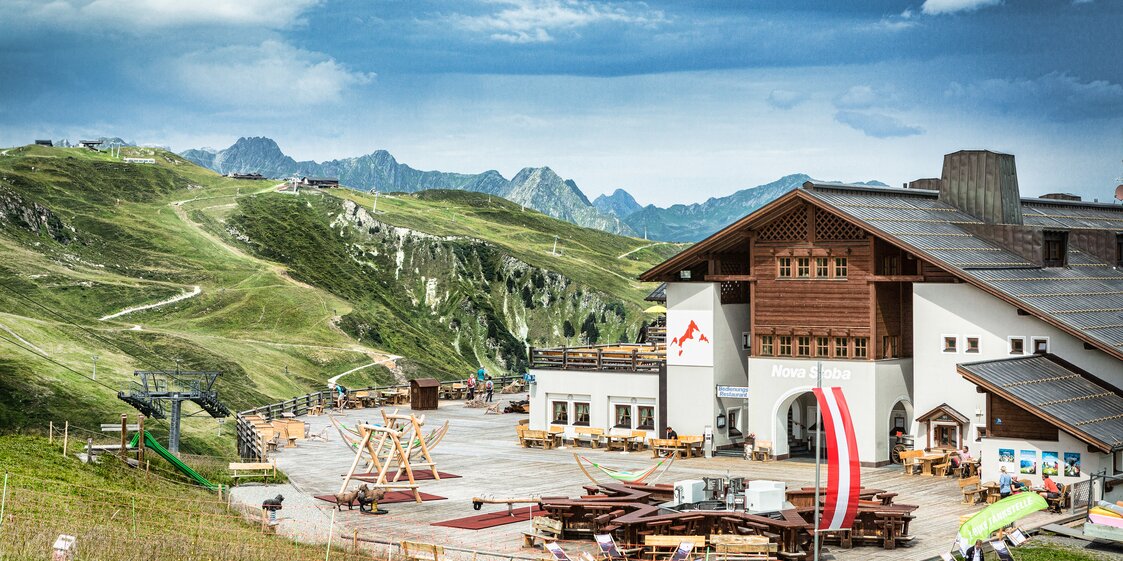 Die Nova Stoba inmitten der Berge im Sommer in der Silvretta Montafon. | ©   Silvretta Montafon - Stefan Kothner