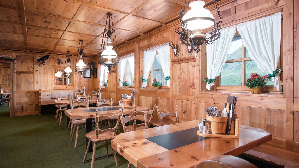 Gemütliche Stube mit viel Holz in der Nova Stoba in der Silvretta Montafon. | ©   Silvretta Montafon - Stefan Kothner