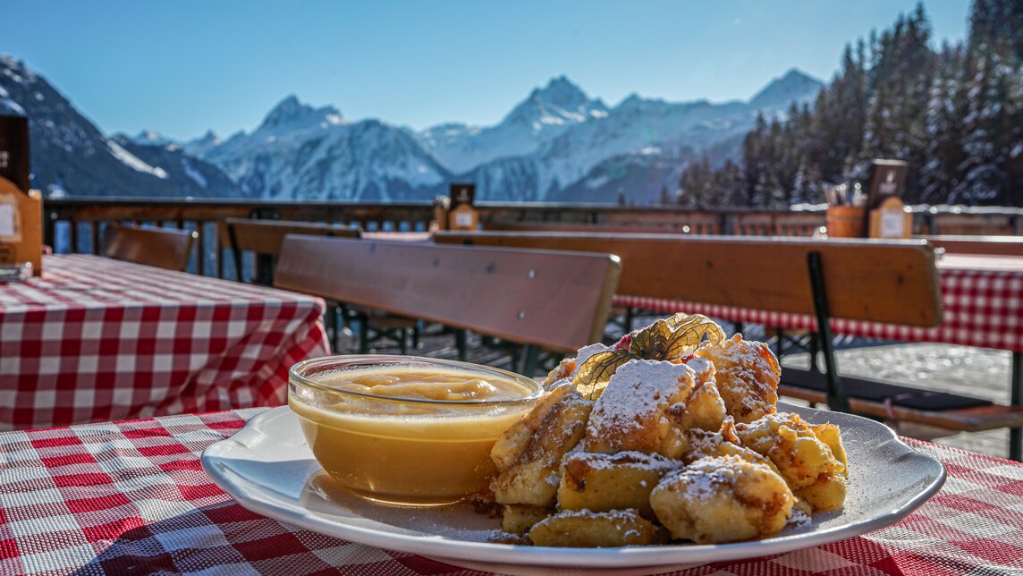 Ein Teller mit Kaiserschmarren und Apfelmus auf der Terrasse des Rehsee Stöblis in der Silvretta Montafon. | ©  Silvretta Montafon - Vanessa Strauch