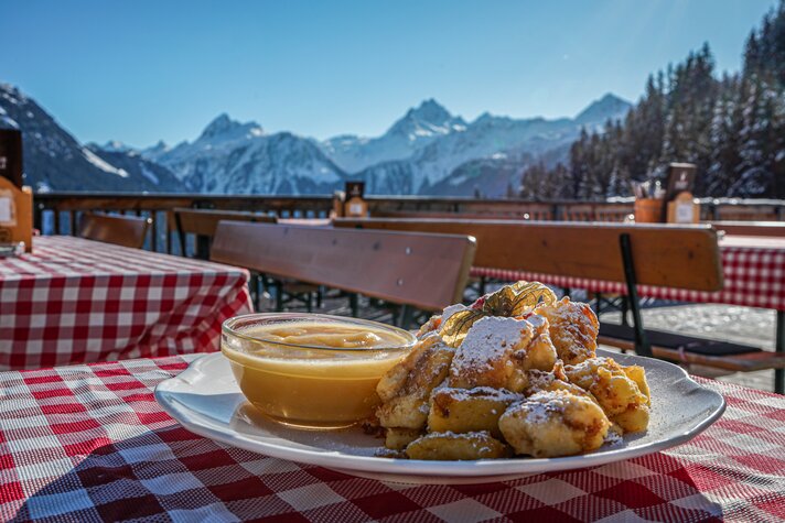 Ein Teller mit Kaiserschmarren und Apfelmus auf der Terrasse des Rehsee Stöblis in der Silvretta Montafon. | ©  Silvretta Montafon - Vanessa Strauch