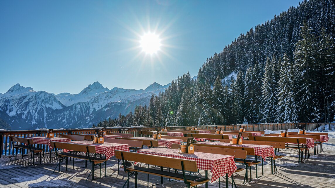 Die Terrasse vom Rehsee Stöbli bei Sonnenschein. | ©  Silvretta Montafon - Vanessa Strauch