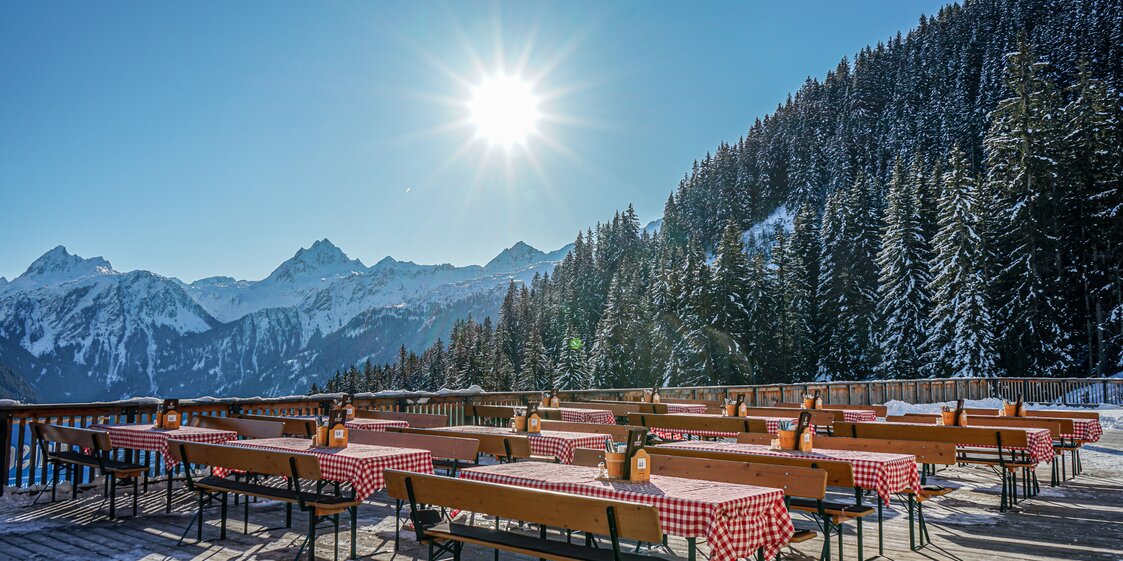 Die Terrasse vom Rehsee Stöbli bei Sonnenschein. | ©  Silvretta Montafon - Vanessa Strauch