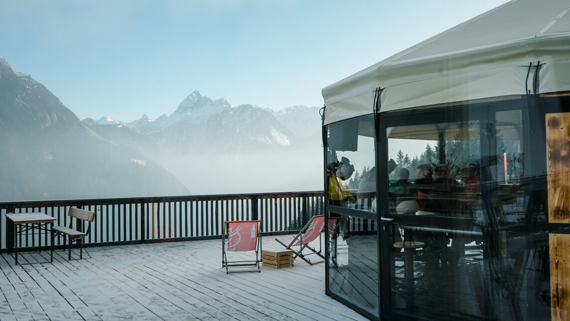 Eine Schirmbar auf der Terrasse des Rehsee Stöbli in der Silvretta Montafon. | © Silvretta Montafon - Vanessa Strauch