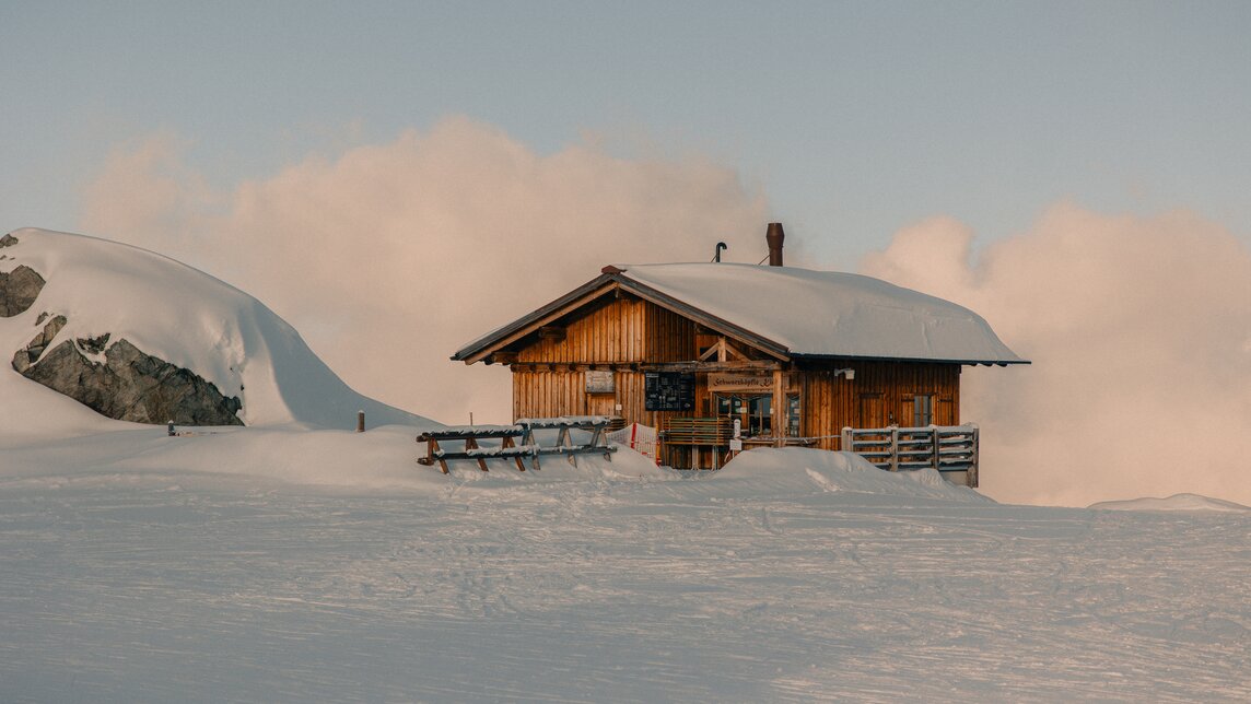 Eine Hütte mit Kiosk direkt im verschneiten Skigebiet. | © Silvretta Montafon 