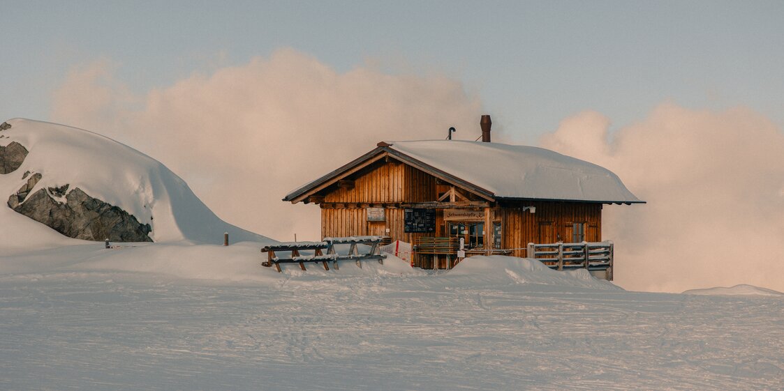 Eine Hütte mit Kiosk direkt im verschneiten Skigebiet. | © Silvretta Montafon 