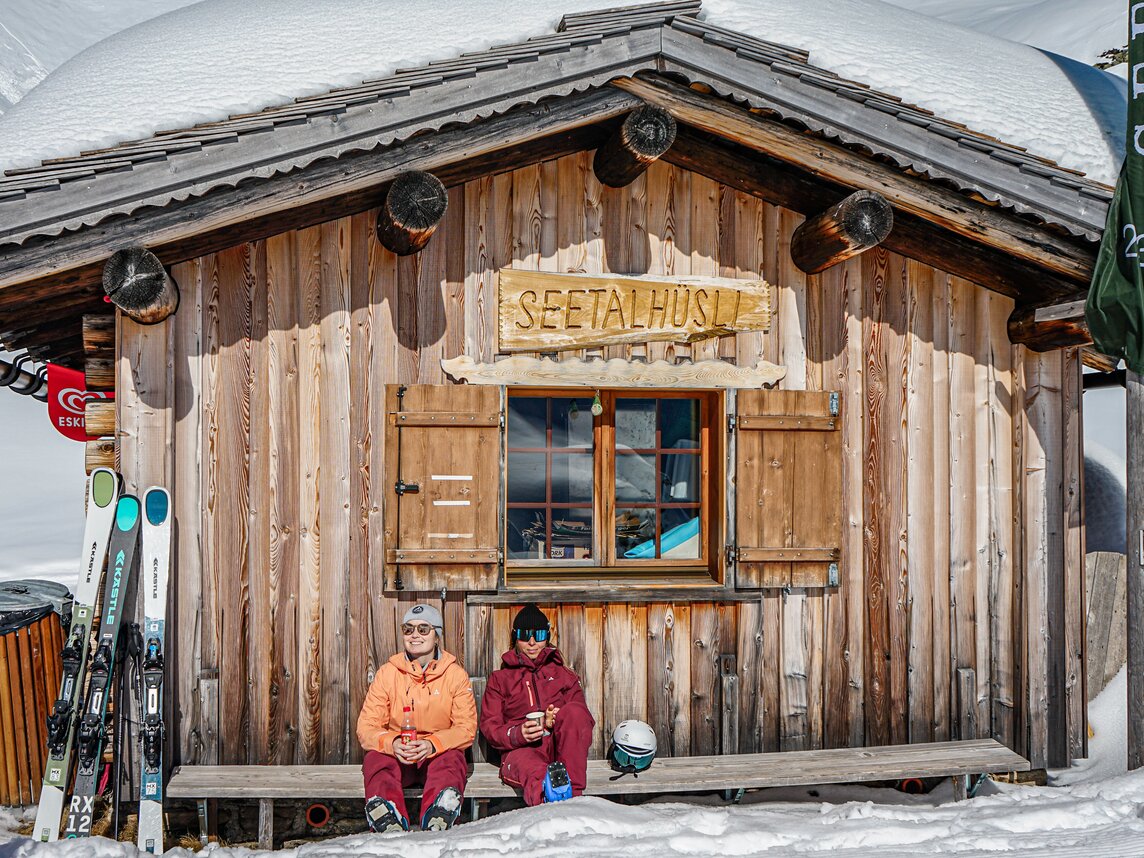 Zwei Frauen genißen die Sonne am Seetalhüsli direkt an der Skipiste in der Silvretta Montafon. | © Silvretta Montafon - Vanessa Strauch