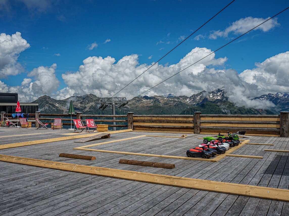 Ein Bobbycar Spielplatz für Kinder im Bergrestaurant Valisera Hüsli in der Silvretta Montafon | © Silvretta Montafon - Vanessa Strauch