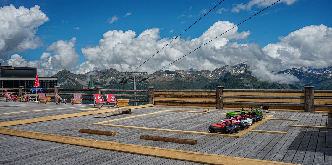 Ein Bobbycar Spielplatz für Kinder im Bergrestaurant Valisera Hüsli in der Silvretta Montafon | © Silvretta Montafon - Vanessa Strauch