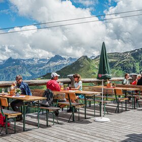 Gäste genießen die Sonne auf der Panoramaterrasse vom Valisera Hüsli in der Silvretta Montafon | © Silvretta Montafon - Vanessa Strauch