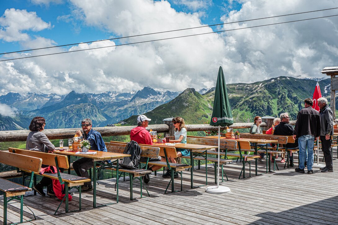 Gäste genießen die Sonne auf der Panoramaterrasse vom Valisera Hüsli in der Silvretta Montafon | © Silvretta Montafon - Vanessa Strauch