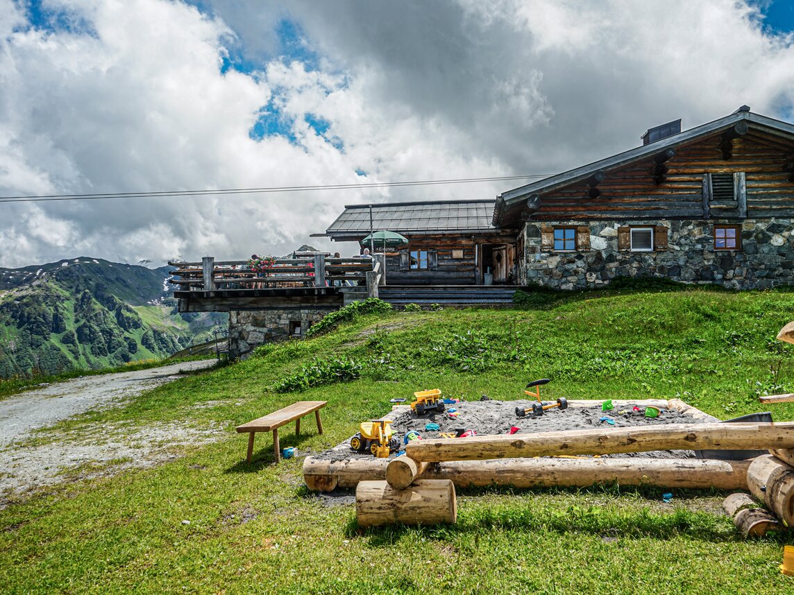 Ein Sandkasten mi Spielzeug vor dem Valisera Hüsli in der Silvretta Montafon | © Silvretta Montafon - Vanessa Strauch