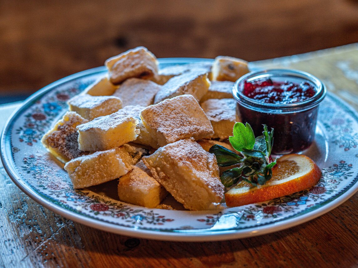 Ein Teller mit Kaiserschmarren und Preiselbeeren im Valisera Hüsli in der Silvretta Montafon. | © Silvretta Montafon - Vanessa Strauch