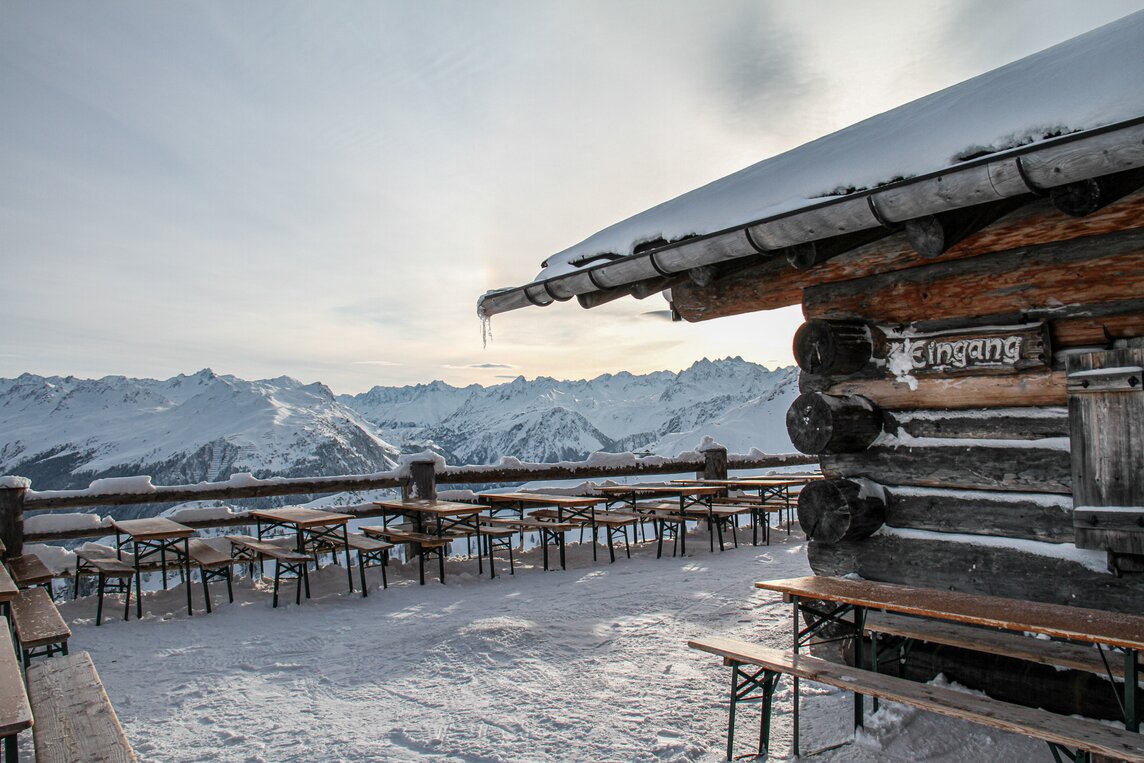 Die verschneite Terrasse vom Valsiera Hüsli bei Morgenstimmung. | © Silvretta Montafon - Jutta Detjen
