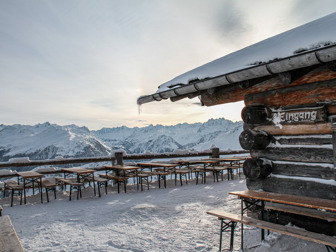 Die verschneite Terrasse vom Valsiera Hüsli bei Morgenstimmung. | © Silvretta Montafon - Jutta Detjen