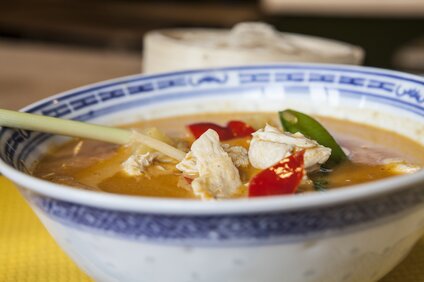 Thailändische Speise in einem weiß-blauen tiefen Teller mit Chillischoten  | © Silvretta Montafon - Daniel Zangerl