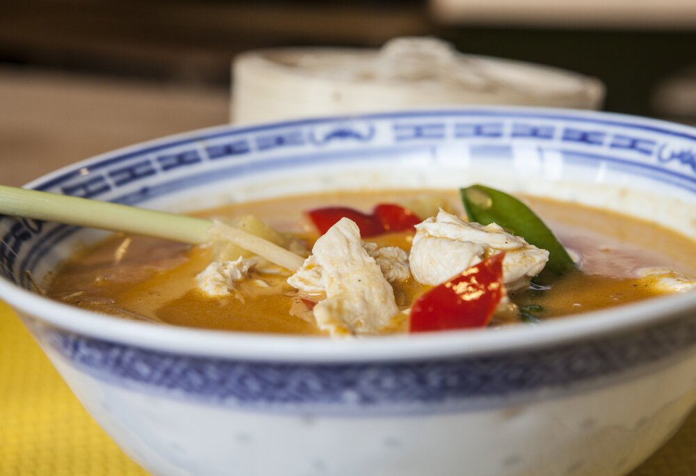 Thailändische Speise in einem weiß-blauen tiefen Teller mit Chillischoten  | © Silvretta Montafon - Daniel Zangerl