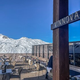 Die Vinnova Terrasse bei Sonnenschein in der Silvretta Montafon.  | © Silvretta Montafon - Vanessa Strauch