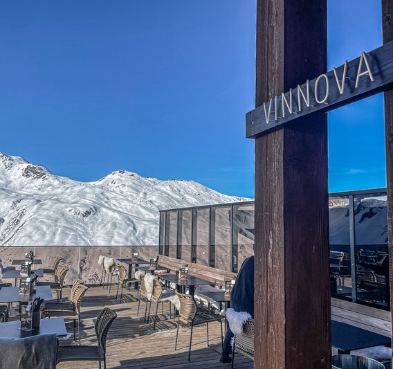 Die Vinnova Terrasse bei Sonnenschein in der Silvretta Montafon.  | © Silvretta Montafon - Vanessa Strauch
