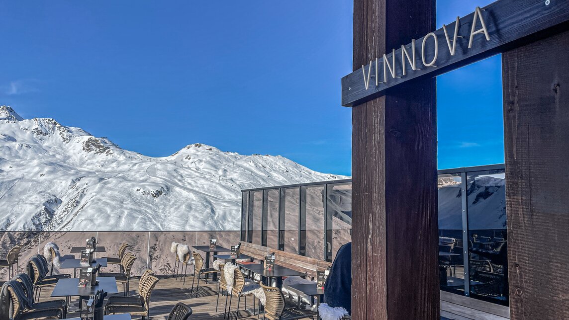 Die Vinnova Terrasse bei Sonnenschein in der Silvretta Montafon.  | © Silvretta Montafon - Vanessa Strauch
