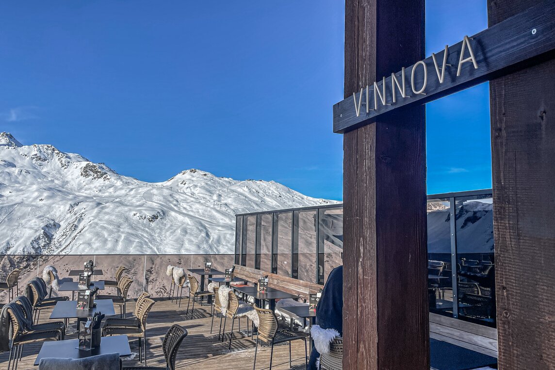 Die Vinnova Terrasse bei Sonnenschein in der Silvretta Montafon.  | © Silvretta Montafon - Vanessa Strauch