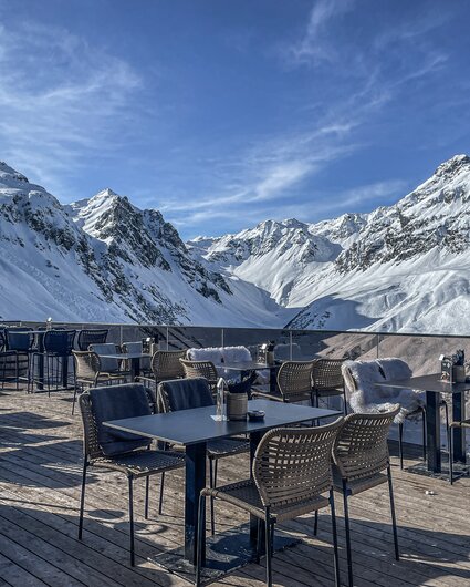 Vinnova Terrasse - Silvretta Montafon | © Silvretta Montafon - Vanessa Strauch Die Vinnova Terrasse bei Sonnenschein und blauem Himmel in der Silvretta Montafon.  | © Silvretta Montafon - Vanessa Strauch