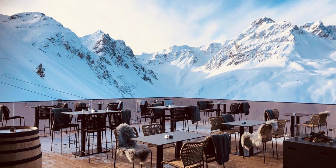 Die Vinnova Terrasse bei Sonnenschein und blauem Himmel in der Silvretta Montafon.  | © Silvretta Montafon - Stefan Kothner