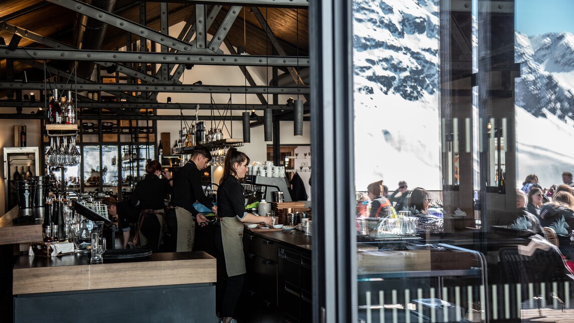 Der Blick in die Vinnova und die sich spiegelnde Terrasse in der Eingangstür. | © Silvretta Montafon - Friederike Weber