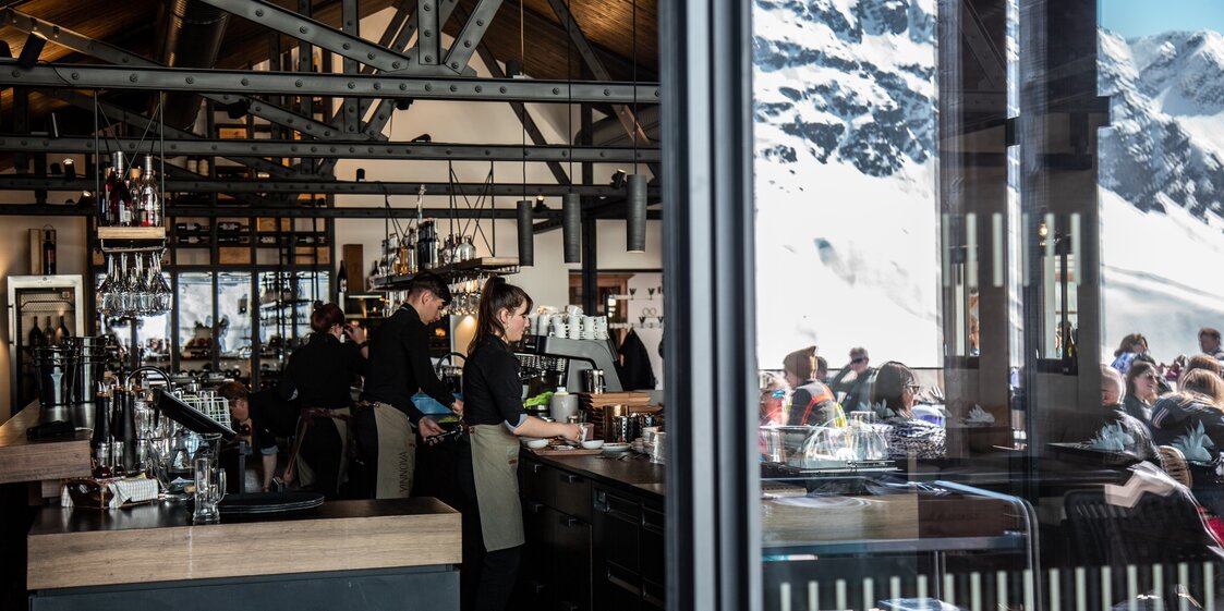 Der Blick in die Vinnova und die sich spiegelnde Terrasse in der Eingangstür. | © Silvretta Montafon - Friederike Weber
