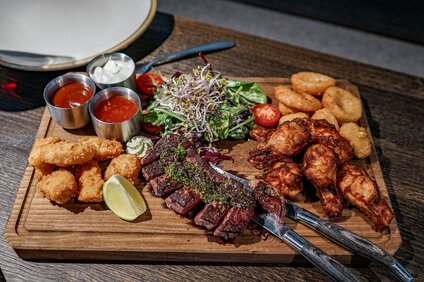 Ein Brett mit verschiedenen Tapas und Soßen in der Alten Talstation. | © Silvretta Montafon - Vanessa Strauch
