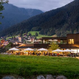 Die alte Talstation beleuchtet im Sommer mit Gästen auf der Terrasse | © Silvretta Montafon - Stefan Kothner