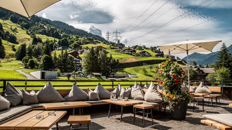 Die sonnige Terrasse der Alten Talstation im Sommer in der Silvretta Montafon. | © Silvretta Montafon - Friederike Weber