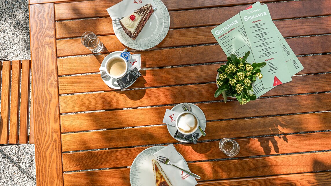 Ein Tisch im Gastgarten mit Kaffee und Kuchen im Josefsheim in Schruns. | © Silvretta Montafon - Vanessa Strauch