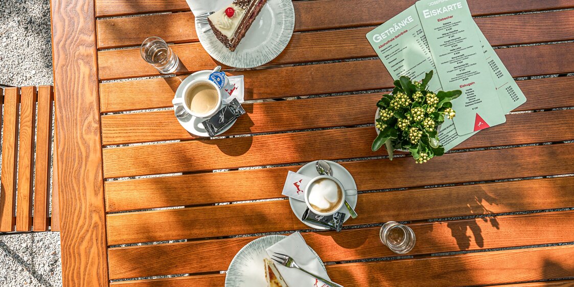 Ein Tisch im Gastgarten mit Kaffee und Kuchen im Josefsheim in Schruns. | © Silvretta Montafon - Vanessa Strauch