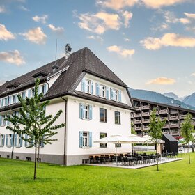 Die Aussenansicht des Josefsheims mit seitlicher Terrasse in Schruns. | © Silvretta Montafon - Friederike Weber