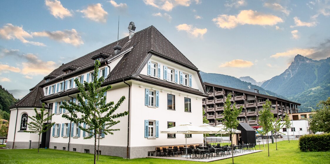 Die Aussenansicht des Josefsheims mit seitlicher Terrasse in Schruns. | © Silvretta Montafon - Friederike Weber