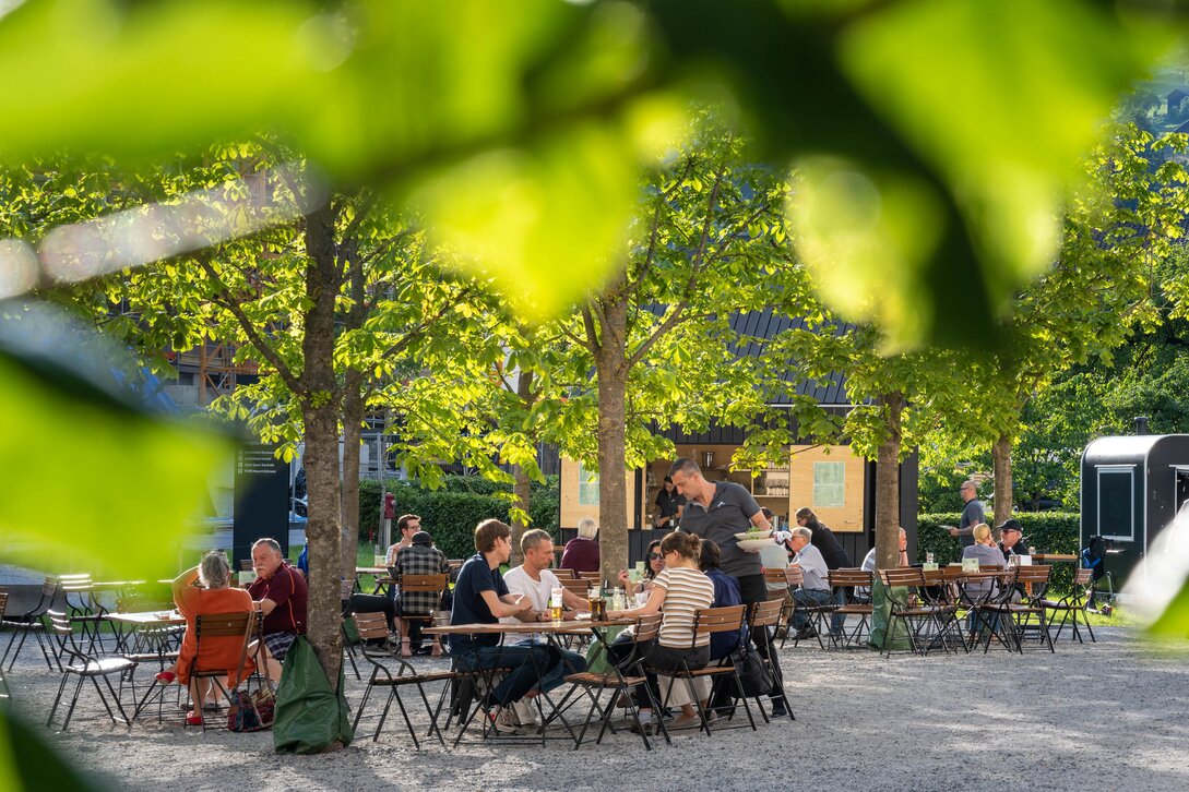 Die Josefsheim Terrasse mit vielen Gästen im Sommer. | © Silvretta Montafon - b.lateral