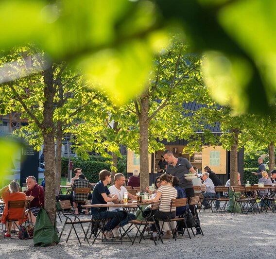 Die Josefsheim Terrasse mit vielen Gästen im Sommer. | © Silvretta Montafon - b.lateral