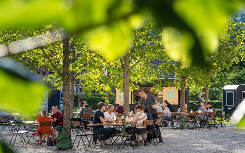Die Josefsheim Terrasse mit vielen Gästen im Sommer. | © Silvretta Montafon - b.lateral