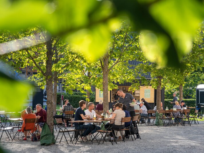 Die Josefsheim Terrasse mit vielen Gästen im Sommer. | © Silvretta Montafon - b.lateral