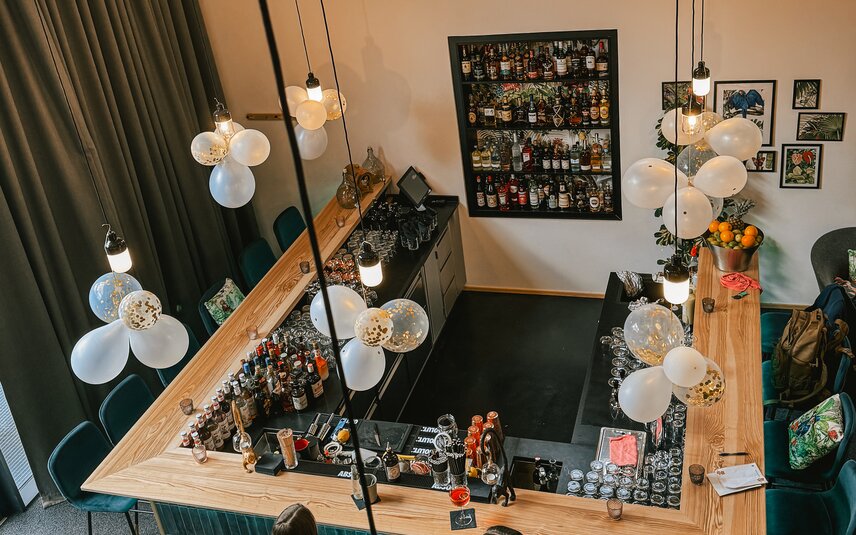 Zwei Frauen sitzen mit einem Drink an der Bar im Josefsheim Restaurant. | © Silvretta Montafon - Vanessa Strauch