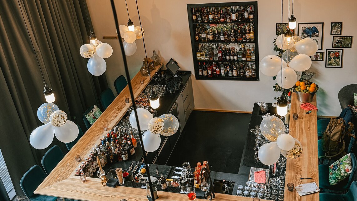 Zwei Frauen sitzen mit einem Drink an der Bar im Josefsheim Restaurant. | © Silvretta Montafon - Vanessa Strauch