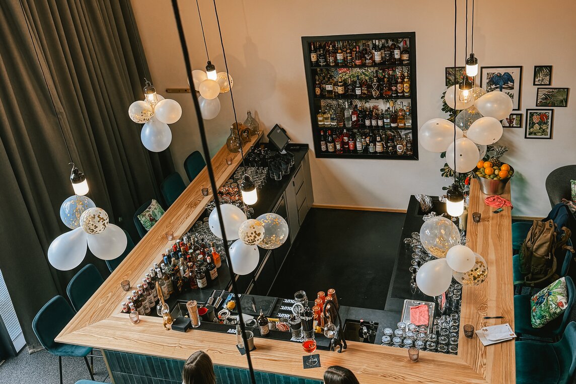 Zwei Frauen sitzen mit einem Drink an der Bar im Josefsheim Restaurant. | © Silvretta Montafon - Vanessa Strauch