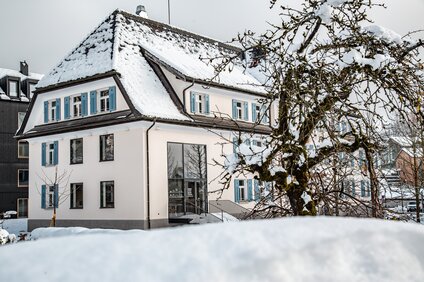 Die Aussenansicht Josefsheim im Winter. | © Silvretta Montafon - Friederike Weber