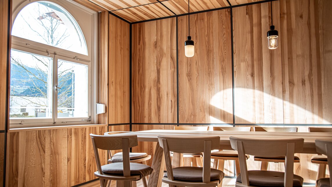 Ein Tisch mit Stühlen aus Holz im Restaurant. | © Silvretta Montafon - Frederike Weber