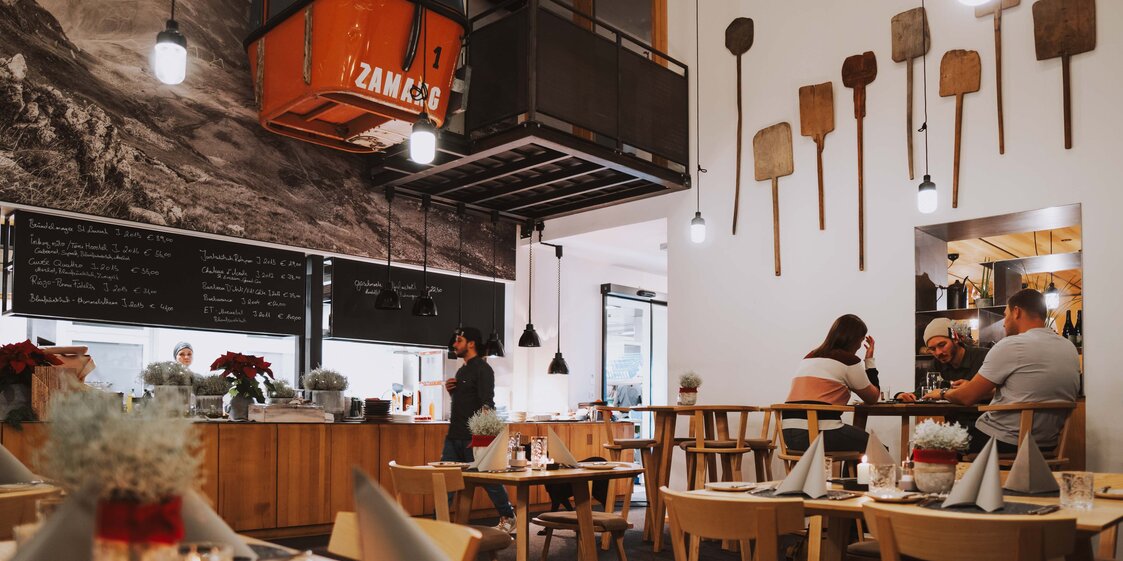 Sitzraum mit offener Küche im Josefsheim in der Silvretta Montafon. | © Silvretta Montafon - Wanderlust Allgäu