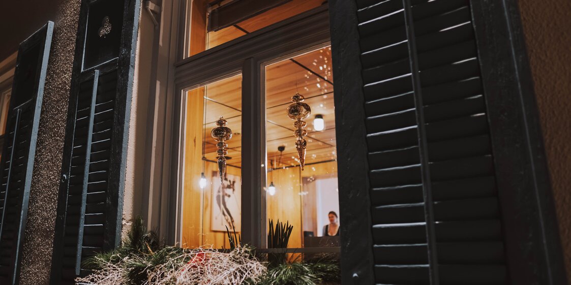 Ein Blick durchs Fenster in die gemütliche Stube eines Restaurant. | © Silvretta Montafon - Wanderlust Allgäu