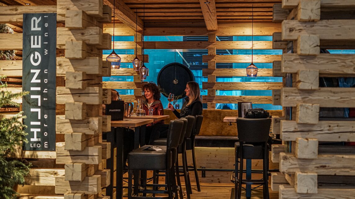 Drei Frauen genießen ein Glas Wein in der Hillinger Lounge der Markthalle nach einem sportlichen Skitag. | © Silvretta Montafon - Vanessa Strauch