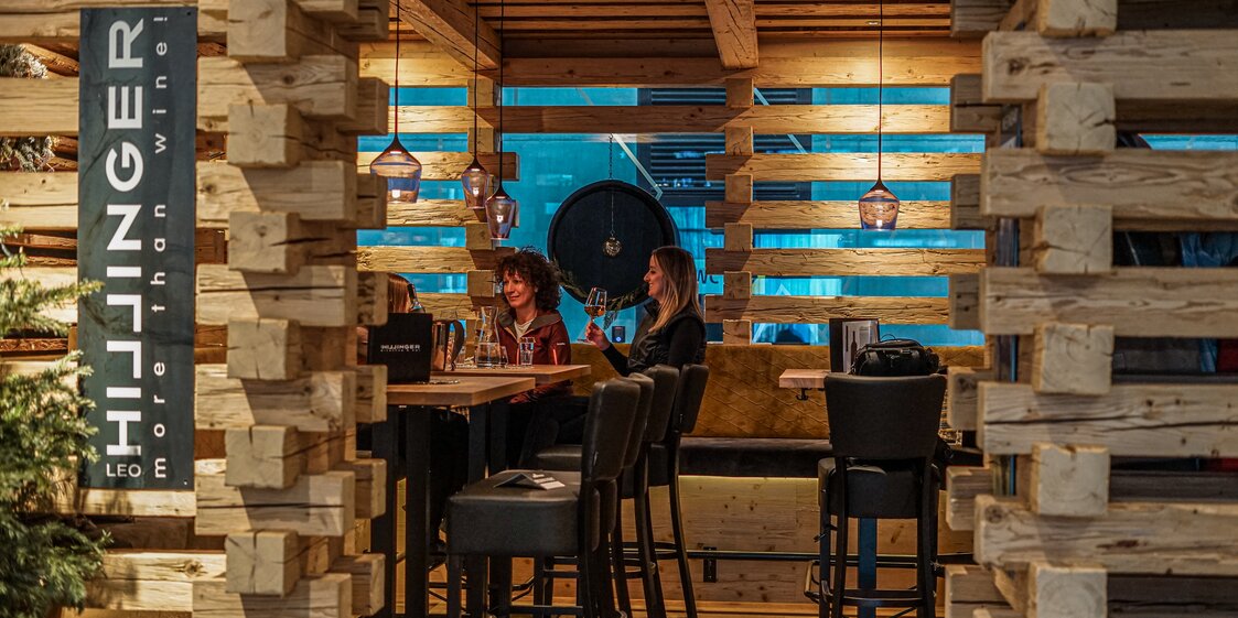 Drei Frauen genießen ein Glas Wein in der Hillinger Lounge der Markthalle nach einem sportlichen Skitag. | © Silvretta Montafon - Vanessa Strauch