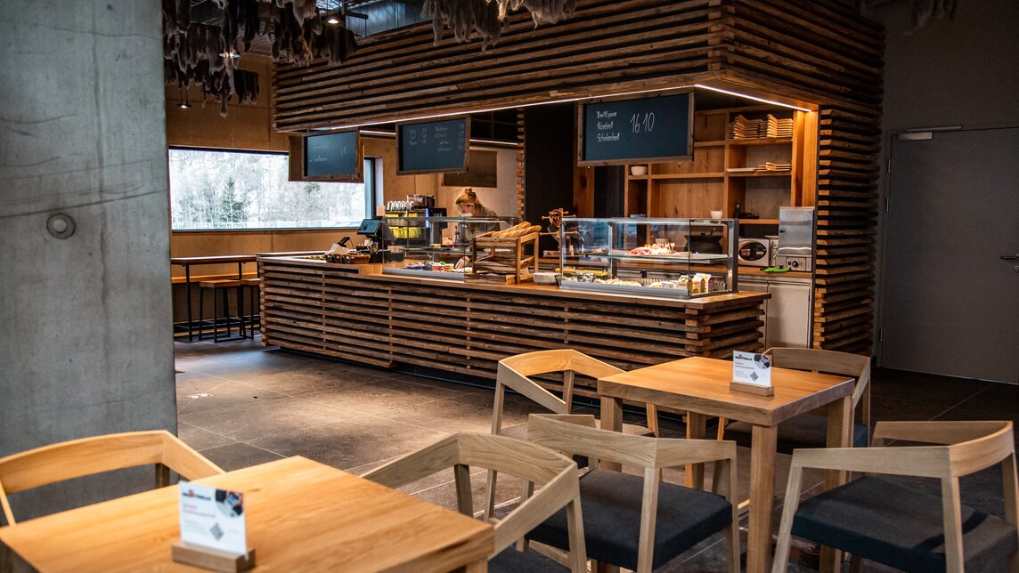 Stand mit Kaffee und Gebäck in der Markhalle im Silvretta Park Montafon. | © Silvretta Montafon - Friederike Weber