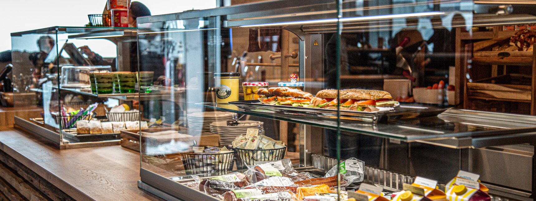 Vitrinen in der Markthalle mit Frühstücksprodukten. | © Silvretta Montafon - Friederike Weber